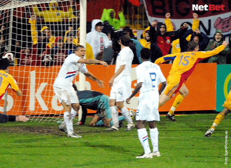 Dorin Goian sărbătorește golul, în timp ce olandezii încă nu știu că a fost offside