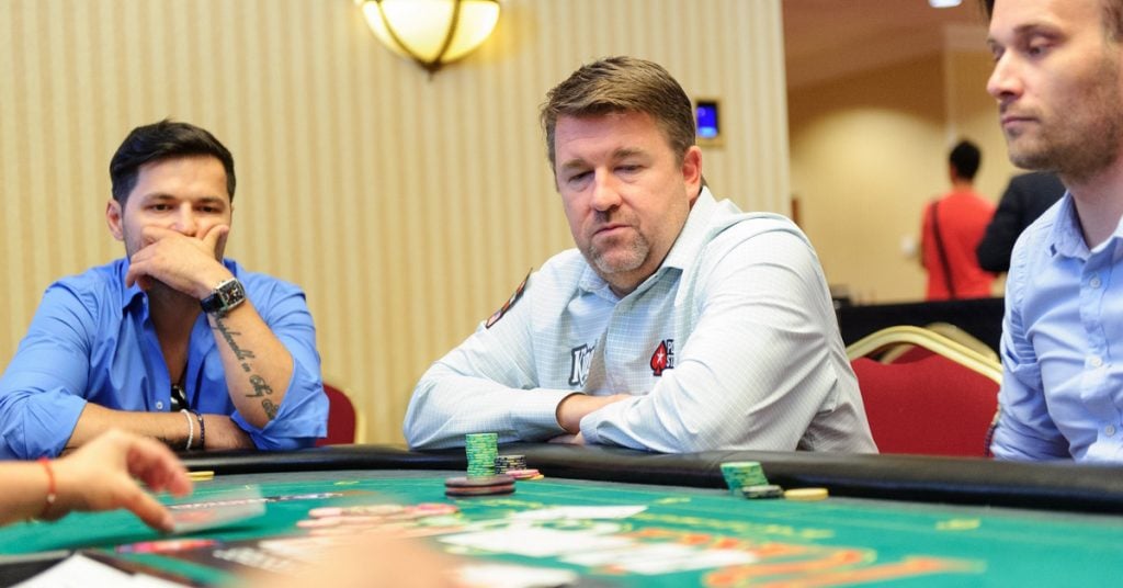 Chris Moneymaker (centru) jucând împotriva lui Liviu Vârciu la București. Foto: PokerFest România