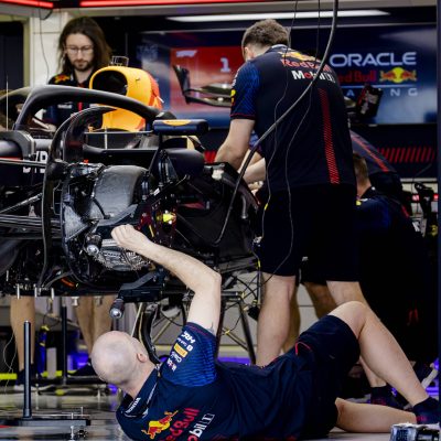 Mecanicii reglează mașina Red Bull a lui Max Verstappen